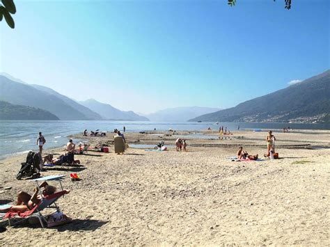 «de campings in domaso liggen direct aan het comomeer. A beach in Gravedona, Lake Como | Spiaggia a Gravedona ...