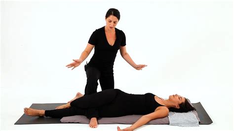 How To Give A Diagonal Stretch Massage Shiatsu Massage Youtube