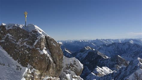 Bei einer übung an der seilbahn zur zugspitze ist ein bergekorb gegen eine gondel gekracht. Seilbahn schwer beschädigt: Bergewagen rast in Zugspitze ...