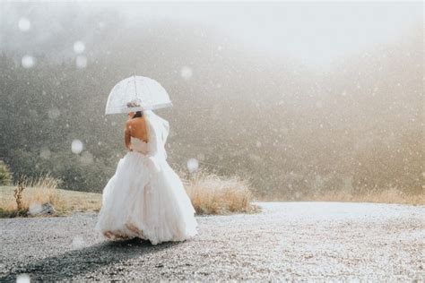 33 Photos That Prove Rain On Your Wedding Day Can Be More Than Just