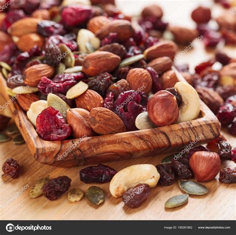 kacang  berbeda buah buahan kering  berry stok foto  igorr