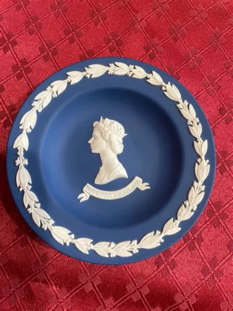 Wedgwood Commemorative Plate Queen Elizabeth Ii Silver Jubilee