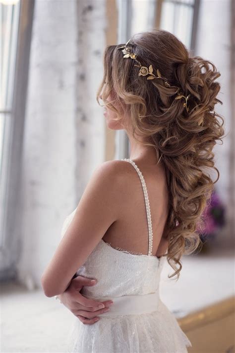 While perhaps not the first choice for a wedding, this bridal look transitions stupendously to the reception. Gorgeous Wedding Hairstyle for Charming Brides | roowedding