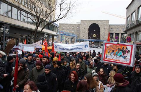 Herzlich willkommen auf der internetseite der landeshauptstadt stuttgart! Demo in Stuttgart: Hunderte protestieren bei „Für eine ...