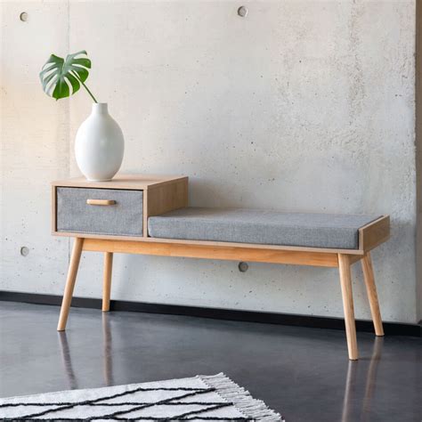 L'entrée se doit non seulement d'être accueillante mais également pratique. Banc d'entrée en frêne massif avec coussin d'assise gris ...