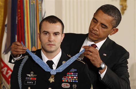 Obama Entrega La Medalla De Honor Al Primer Soldado Que La Recibe En