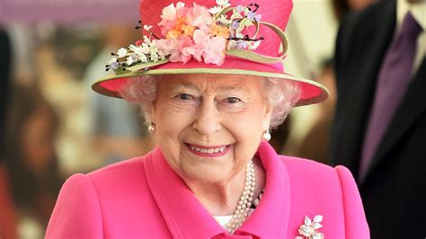 Watch Access Hollywood Interview The Unique Way Queen Elizabeth Picks Her Perfect Outfit Every