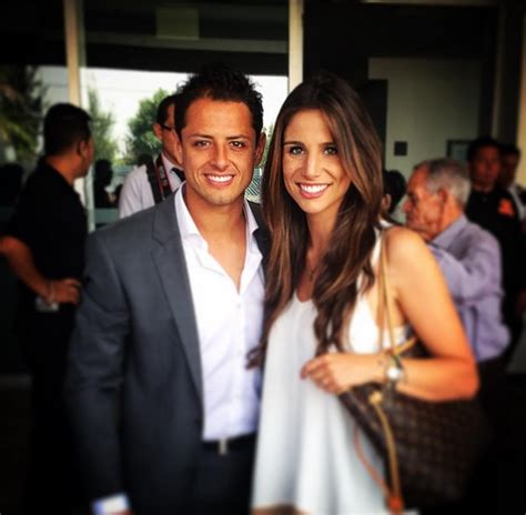 De wikipedia, la enciclopedia libre. 'Chicharito' coquetea con su novia, Lucía Villalón, en ...
