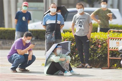 中央流行疫情指揮中心5月23日14:00記者會出席名單第一排由左到右中央流行疫情指揮中心 周志浩 疫情監測組組長中央流行疫情指揮中心 張上淳 專家諮詢小組召集人中央流行疫情指揮中心 陳時中 指揮官中央流行疫情指揮中心 陳宗彥 副指揮官中央流行疫情指揮中心 李伯璋 醫療應變組副組長 第二. 阿中校正说 挨讽盖牌、财报摊提 - 生活新闻 - 中国时报