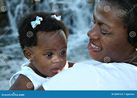 Madre E Hija Negras Foto De Archivo Imagen De Infante 5840134