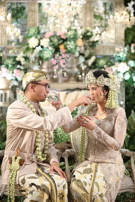 We did not find results for: Pernikahan Adat Sunda dengan Nuansa Garden | The Wedding | The Bride Dept | Gaun pengantin ...
