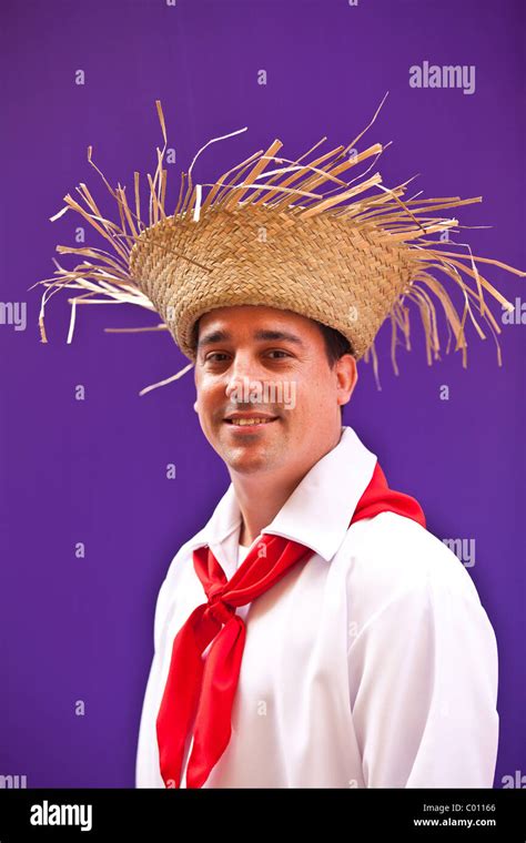 Un Hombre Vestido Con Traje Tradicional De Puerto Rico El Festival De