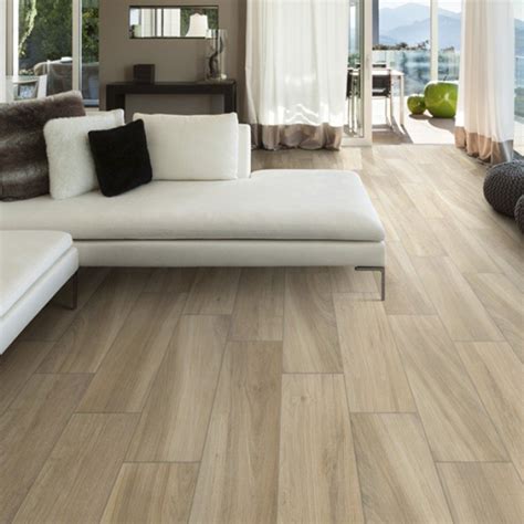 Non teme in alcun modo né l'umidità né l'acqua e per questo può essere la soluzione ideale anche per un bagno. Gres smalatato rettificato effetto legno Miele Savage 20X80