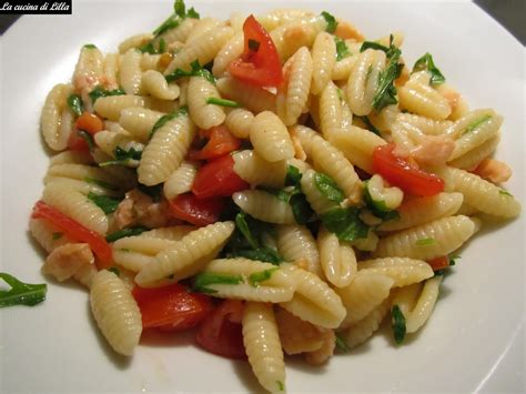 Le varianti della ricetta foto shutterstock | jacek chabraszewski solitamente il salmone al forno viene accompagnato da delle patate croccanti , ma se volete tenere la linea sotto controllo potrete servirlo con delle verdure cotte al vapore oppure lesse. Primi: Pasta al salmone, pomodorini e rucola