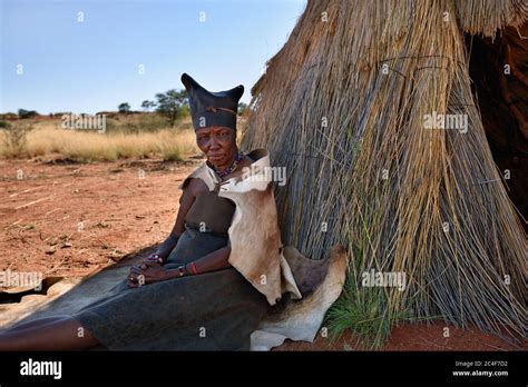 kalahari namibia jan 24 2016 portrait of very old bushmen woman the san people also known