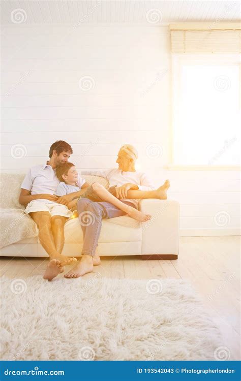 fils de père et grand père assis sur le sofa image stock image du âgé divan 193542043