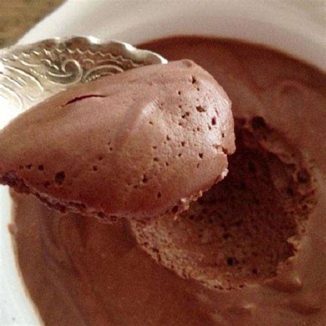 Despeje a massa em um refratário e leve ao congelador por aproximadamente 50 minutos. Mousse de Chocolate em Pó - Comidinhas do Chef