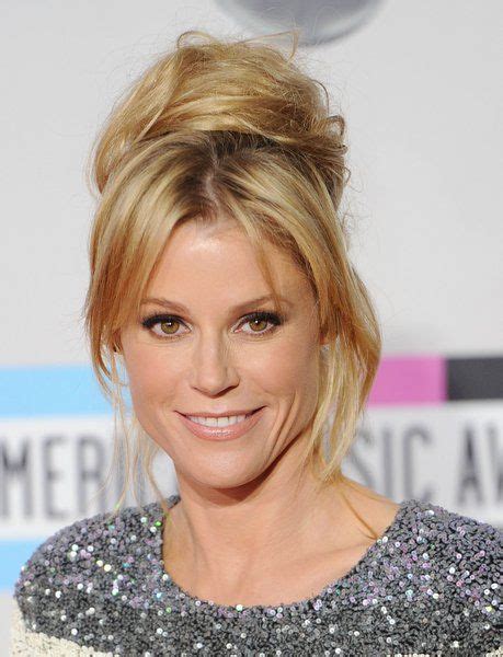 Julie Bowen Arrives At The 2011 American Music Awards At Nokia Theatre