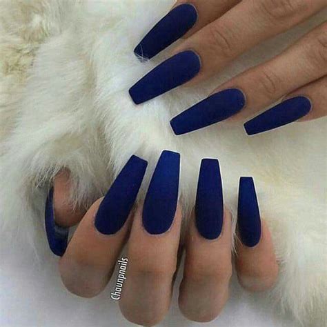 Si te encantan los colores oscuros en las uñas y eres una asidua del negro, entonces tienes que probar el azul noche o azul petróleo, este color es el triunfador para la nueva temporada. Pin on nails