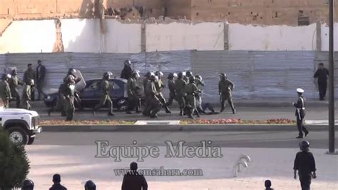 قوات القمع المغربية تعنف متظاهرصحراوي بشارع السمارة بالعيون المحتلة Youtube