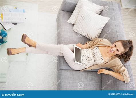 微笑的少妇坐有片剂个人计算机的沙发 库存图片 图片 包括有 户内 房子 互联网 女性 其它 更加恼怒的 33220555
