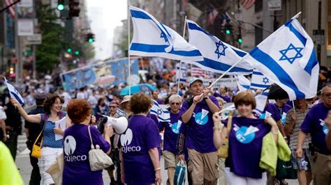 Israel Day Parade In Ny Faces Orthodox Jewish Anti Israel Protesters Plus Group Heckling Gays