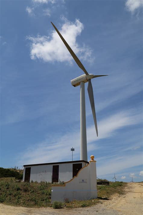 Last month, vestas closed two in the lastest report of q2, vestas has a 34% profits drop than last year. Vestas V66-1.65 - 1,65 MW - Wind turbine