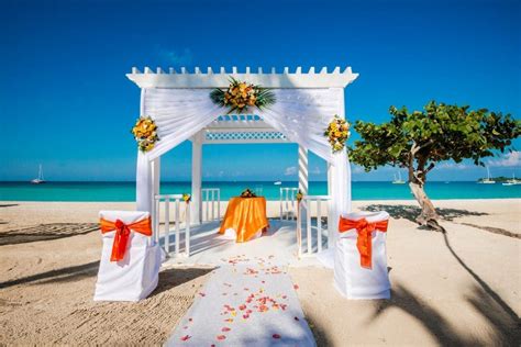 The finest international cuisine and all premium drinks will appeal to the more sophisticated side of your palate. Azul Sensatori Jamaica Wedding - Modern Destination Weddings