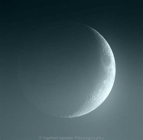 Earthshine Illuminates Stunning Crescent Moon Photo Space