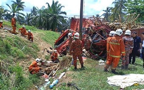 Kemalangan maut di km 299 arah selatan dari kajang ke bangi sekitar jam 12 tengah hari tadi. 2 lelaki, 1 wanita maut kemalangan | Harian Metro