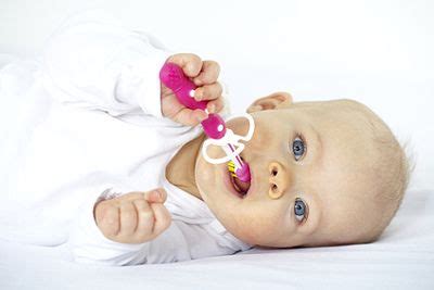 Wenn im alter von etwa sechs monaten sich im kiefer die ersten zähne bei babys funktioniert das zähneputzen meist ganz leicht. Ab wann Zähneputzen? - Zahnpflege beim Baby