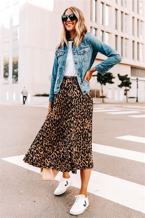 ¿crees que las chamaras de mezclilla pasaron de moda o se quedaron en los años noventa? 5 outfits con chamarra de mezclilla para otoño | Mujer de 10