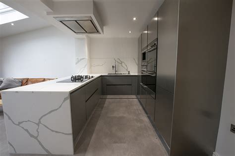Wood kitchen worktop surfaces from worktop express® are available in a variety of lengths and widths as standard, but alternatively can be customised prior to delivery, facilitating immediate installation and removing the need for expensive kitchen fitters. showroom - Minerva Work Surfaces