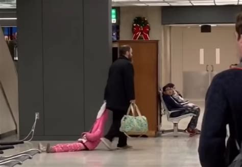 Video Papá Que Arrastra A Su Hija En El Aeropuerto Se Vuelve Viral N