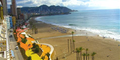 Sumérgete en la belleza natural de playa de levante o playa de mal pas, antes de recorrer atracciones turísticas. Apartamentos Benidorm