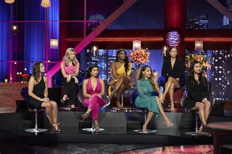 Who S Hosting The Bachelor Women Tell All Special Tonight March 1