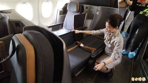 長榮航空在全球主要目的地的機場設有機場貴賓室，包含：桃園機場(the garden、the infinity、the star、the club)、高雄小港機場及曼谷蘇凡納布機場，提供皇璽桂冠艙、桂冠艙、商務艙、豪華經濟艙以及持有無限萬哩遊鑽石卡、金卡、銀卡、星空聯盟金卡及特定信用卡. 星宇首架飛機交機 張國煒親駕飛機返台 - 自由電子報影音頻道