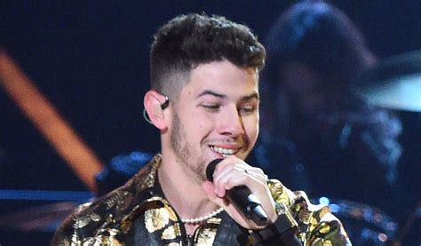 As early as september 2015, an author on buzzfeed revealed that the singer has three front teeth. Nick Jonas trolled for spinach in teeth during Grammy gig
