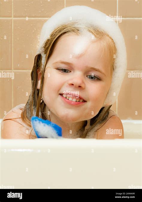 Kind In Badewanne Fotos Und Bildmaterial In Hoher Auflösung Alamy