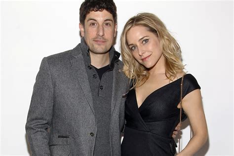 jason biggs hates it when his wife dresses too ‘masculine