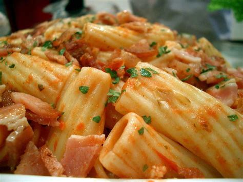 El pollo es uno de los ingredientes que más juego nos da en la cocina. Bacon Pasta - Italy - Chen Chen & Boon Chew | Chen Chen ...