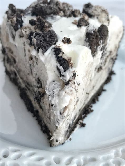 Layer 1/3 of the crushed cookie crumbs in bowl and top with … {no bake} Triple Layer Oreo Pudding Pie - Together as Family