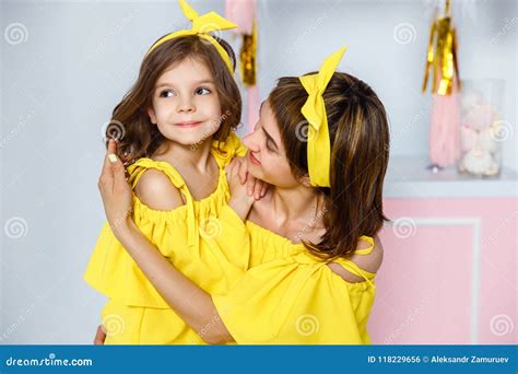 Madre E Hija Que Llevan El Mismo Vestido Amarillo Foto De Archivo