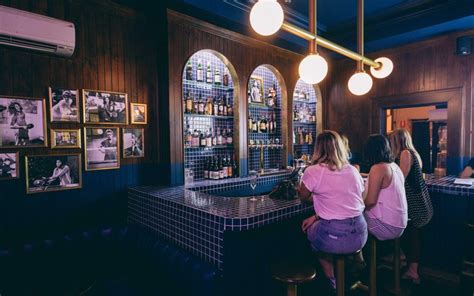 Nhiều người cho rằng hình ảnh này được ghi lại từ quán bar sunny. Alex, Tin, Sonny và một loạt các điểm ngon | Thành phố ...