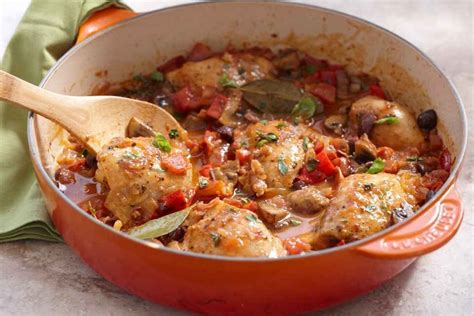 Di pomodori a pezzi 1 spicchio d'aglio 1 carota olive nere rosmarino olio extravergine d'oliva peperoncino sale e pepe per eliminare l'odore di selvaggina,mettete il coniglio a bagno con acqua,vino bianco,aglio e. Come cucinare il pollo alla cacciatora | Ricetta | Pollo ...