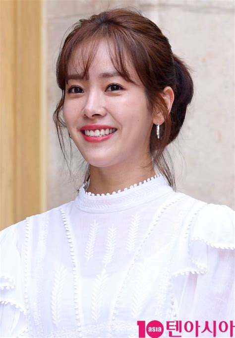 스포츠조선 한예지 기자 23일 오후 서울 동대문구 회기동 경희대학교 평화의전당에서 열린 '제39회 청룡영화상'에서 배우 한지민이 영화 '미쓰백'으로 여우주연상을 수상했다. TEN PHOTO한지민 오늘도 열일하는 표정 여신 | 한경닷컴