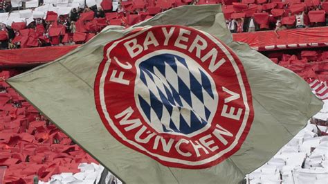 Holstein kiel heeft woensdag voor een enorme stunt gezorgd in het toernooi om de dfb pokal. Champions League gegen Haifa: Bayern-Fans machen sich über ...