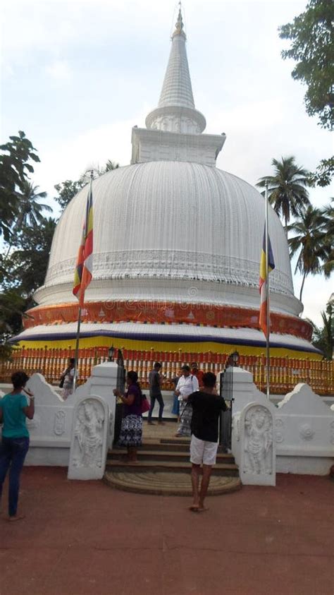 Mahiyangana Raja Maha Vihara Is An Ancient Buddhist Temple In