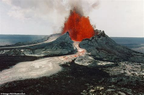 Volcano Erupts On Hawaiis Big Island Daily Mail Online