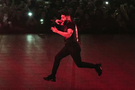 It goes right foot up, left foot slide / left foot up, right foot slide, he sings, while demonstrating the moves in his lobby. Drake Drops New Song "Toosie Slide": Listen - XXL